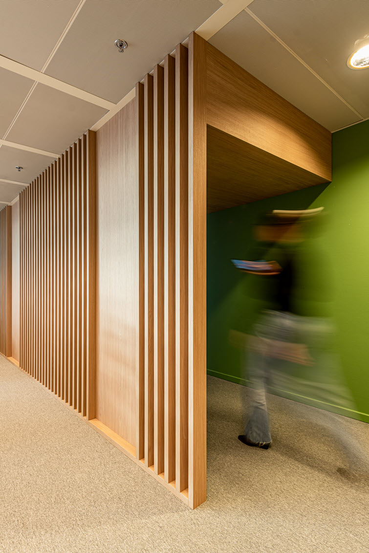 Seamless Master Oak wall cladding with fine laths as an accent.